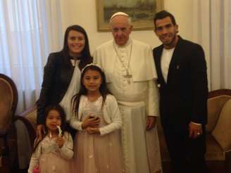 <p>Tevez encontrou Papa Francisco com a família</p>