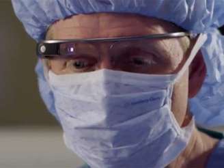 Conceito mostra um médico usando o visor do Glass para monitorar os sinais vitais de um paciente