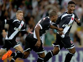 <p>Thalles (dir.) fez o primeiro gol do Vasco, logo no começo do jogo</p>