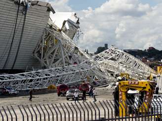 <p>Parte da estrutura da Arena Corinthians desabou após a queda de uma grua sobre a cobertura do estádio</p>