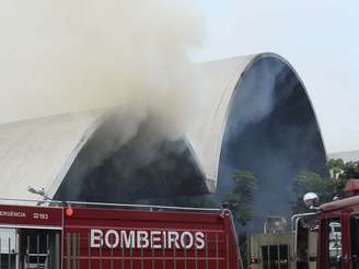 <p>As chamas do incêndio que atingiu o Auditório Simon Bolívar, nesta sexta-feira, na zona oeste da capital</p>