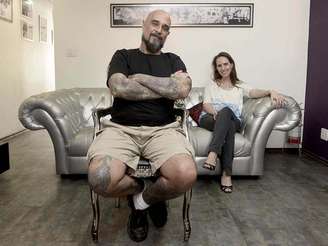 <p>Paulão recebe recebe Claudia Maia, que fez tatuagem reparadora, em seu estúdio na rua Oscar Freire, em São Paulo</p>
