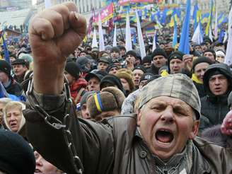 Oposição desafia resistência do governo com novo protesto massivo na Maidan Nezalezhnosti, ou Praça da Independência, em Kiev