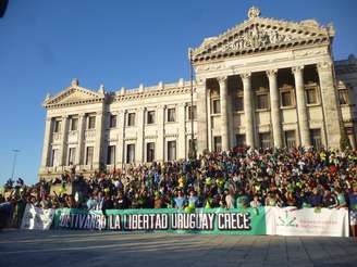 Usuários e simpatizantes da droga se reuniram em frente ao Congresso uruguaio para esperar a aprovação da lei