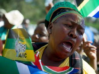 Público se reúne do lado de fora do Union Buildings, sede do governo sul-africano em Pretória, para saudar o corpo de Mandela