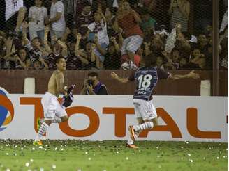 <p>Ayala tirou a camisa para festejar o primeiro gol do Lanús</p>