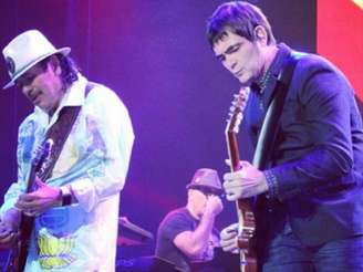 <p>Guitarrista mexicano ao lado do músico mineiro em show realizado em Guadalajara, no México, em dezembro</p>