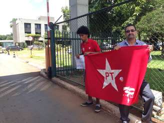 Militantes aguardam a chegada de João Paulo Cunha