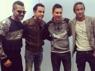 <p>Daniel Alves, Xavi, Messi e Neymar se preparam para embarcar para Zurique</p>