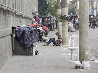 De acordo com dois dependentes químicos, os policiais abordaram parte dos frequentadores da Cracolândia exigindo que deitassem ao chão e colocassem as mãos na cabeça