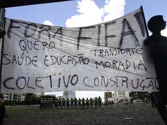 <p>Cartazes e faixas com frases contrárias à realização da Copa e das Olimpíadas no Brasil foram exibidas no protesto de sábado</p>