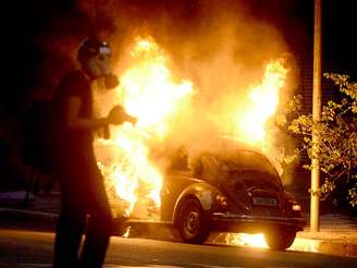 <p>Manifestantes incendiaram uma lixeira, e o fogo acabou atingindo um Fusca, que ficou totalmente destruído</p>