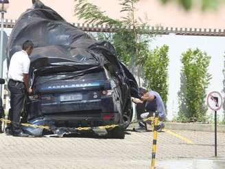 <p>Carro ficou bastante danificado após o acidente</p>