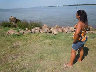 Carla foi ao Gasômetro para fazer sua oferenda a Navegantes, mas, sem ônibus, não sabia se conseguiria chegar até a igreja