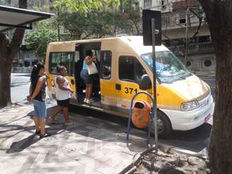 Sandra, motorista da van escolar, acomoda suas passageiras, antes de iniciar nova viagem até a Restinga