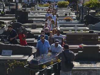 O cortejo final foi acompanhado por cerca de 150 pessoas