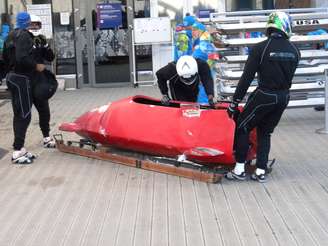 <p>Atletas do bobsled apelam ao "Vermelhão" antes de competir com trenó envelopado</p>