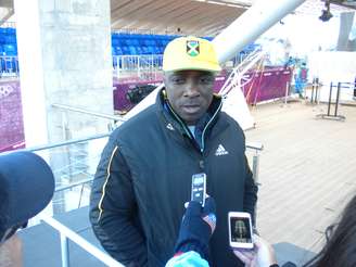 Piloto da equipe de bobsled da Jamaica, Winston Watts explica ausência