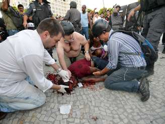 <p>Cinegrafista da Band foi atingido por uma bomba durante a cobertura do protesto na Central do Brasil</p>