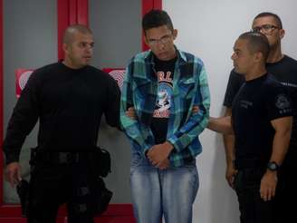 <p>Caio Silva de Souza foi preso no município de Feira de Santana, na Bahia, acusado de ser a pessoa que acendeu o artefato explosivo que vitimou fatalmente o cinegrafista da TV Bandeirantes Santiago Andrade</p>