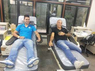 <p>Atacantes Dennis, do Paysandu, e Leandrão, do Clube do Remo, doaram sangue para incentivar campanha</p>