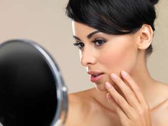 Presença prolongada da maquiagem no rosto, sobretudo durante a noite, tende a expandir e entupir os poros, prejudicando o processo automático de renovação celular realizado pela derme no período noturno, assim como o seu equilíbrio hídrico da pele 