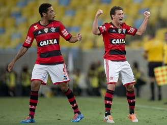 <p>Elano celebra contra o Emelec</p>