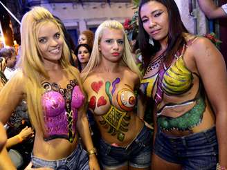 Com homenagem ao topless, a tradicional Banda da Rua do Mercado fez seu desfile nesta quinta-feira (27) no centro histórico do Rio de Janeiro. À frente do bloco, 12 musas desfilaram com os corpos pintados. O artista Darcilio começou os preparativos por volta das 14h.