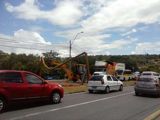 <p>Caminhão bateu em sinalizador de altura em avenida de Campinas, e bloqueou via por mais de duas horas</p>