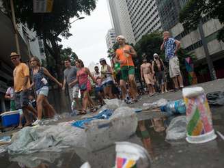 Companhia Municipal de Limpeza Urbana (Comlurb) não paga horas extras pelo trabalho nos dias de Carnaval e oferece apenas um tíquete de R$ 12, conforme relatos de garis