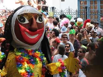 Bloco das Carmelitas esbanjou criatividade, alegria e amálgama de culturas no desfile desta terça-feira; entre os foliões estavam o Coringa, aqui-inimigo de Batman; Wilson, a personagem inanimada do filme 'Náufrago'; e até uma gangue de Mários, do jogo homônimo da Nintendo