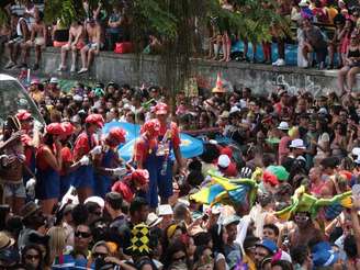 Bloco das Carmelitas esbanjou criatividade, alegria e amálgama de culturas no desfile desta terça-feira; entre os foliões estavam o Coringa, aqui-inimigo de Batman; Wilson, a personagem inanimada do filme 'Náufrago'; e até uma gangue de Mários, do jogo homônimo da Nintendo