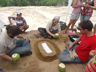 Equipe composta por paleontóloga, geólogo e biólogo confirmou a primeira descoberta de um fóssil de dinossauro na Paraíba