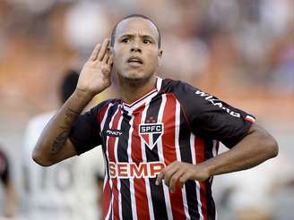 <p>Luís Fabiano chama a torcida para comemorar após marcar contra o Corinthians</p>