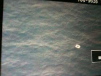 Uma imagem feita pelo pela equipe de busca Vietnamita e disponibilizada pela Tienphong.vn mostra o que se acredita ser um pedaço dos escombros do avião da Malaysia Airlines em um local não revelado