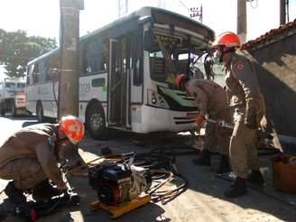 <p>Primeiras hipóteses do acidente indicam que o motorista perdeu o controle do veículo em Madureira, no Rio</p>