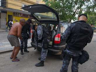 <p>Policiais revistaram carros e motos; clima era tranquilidade na região durante a ocupação</p>