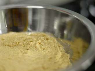 <p>A manteiga de amendoim pode ser usada em lanches, ou ser consumida com bolachas e torradas</p>