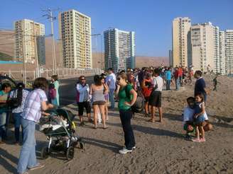 <p>Pessoas esperam em áreas altas após ouvirem alerta de tsunami que seguiu um tremor em Iquique, 1800km ao norte de Santiago, Chile, neste domingo, 16 de março</p>
