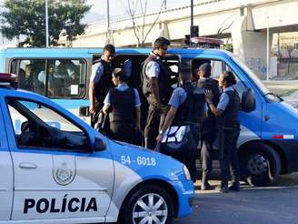 O policiamento segue reforçado na manhã desta nesta sexta-feira nas regiões com unidades de Polícia Pacificadora (UPPs) que foram atacadas por bandidos, principalmente no Complexo de Manguinhos. A Avenida Leopoldo Bulhões ficou fechada por quase seis horas e os moradores da comunidade passaram 12 horas sem luz