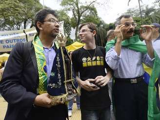 <p>Com gritos de "Fora, Lula" e "Dilma safada", cerca de 1 mil pessoas participaram da Marcha com Deus pela Família, na região central de São Paulo</p>