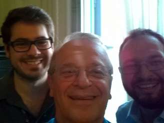 Governador Tarso Genro (centro) posa ao lado de repórteres do Terra para tirar 'selfie'