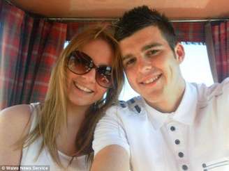 <p> Louise Doyle e Keiran Walsh cresceram juntos e haviam namorado por 4 anos </p>