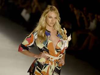 Candice Swanepoe foi a grande atração do desfile da Forum