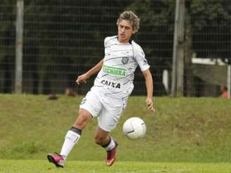 Juninho, jovem meia do Figueirense, gera disputa com o Fluminense