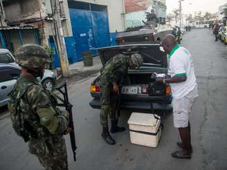 <p>Forças Armadas ocuparam a comunidade da Maré, na zona norte do Rio de Janeiro</p>