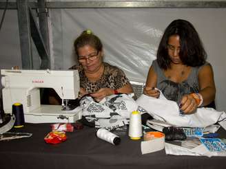 Francisca Leuda Canuto de Souza e a filha Érica Canuto de Araújo fazem reparos e ajustes de emergência em desfiles do Fashion Rio. "Quando acaba e o pessoal grita, é uma alegria. Dá orgulho de ver as nossas peças. Quando elas saem em revistas então, eu falo para os outros: "essa aí fui eu que fiz"", conta Francisca