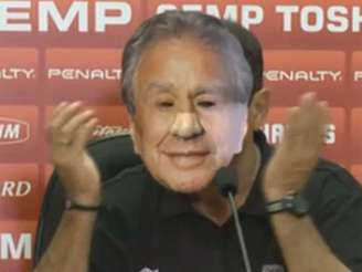 <p>Muricy Ramalho já até usou máscara do ex-presidente Juvenal Juvêncio</p>