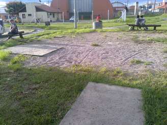 <p>Apenas as bases de cimento foram feitas em área reservada para academia ao ar livre no bairro Tatuquara</p><p> </p>