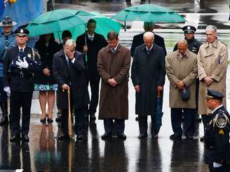 <p>Ex-prefeito de Boston, Thomas Menino, prefeito Marty Walsh, vice-presidente dos EUA, Joe Biden, o governador Deval Patrick, e Tom Grilk, Diretor Executivo da Associação Atlética de Boston estão juntos durante a cerimônia</p>